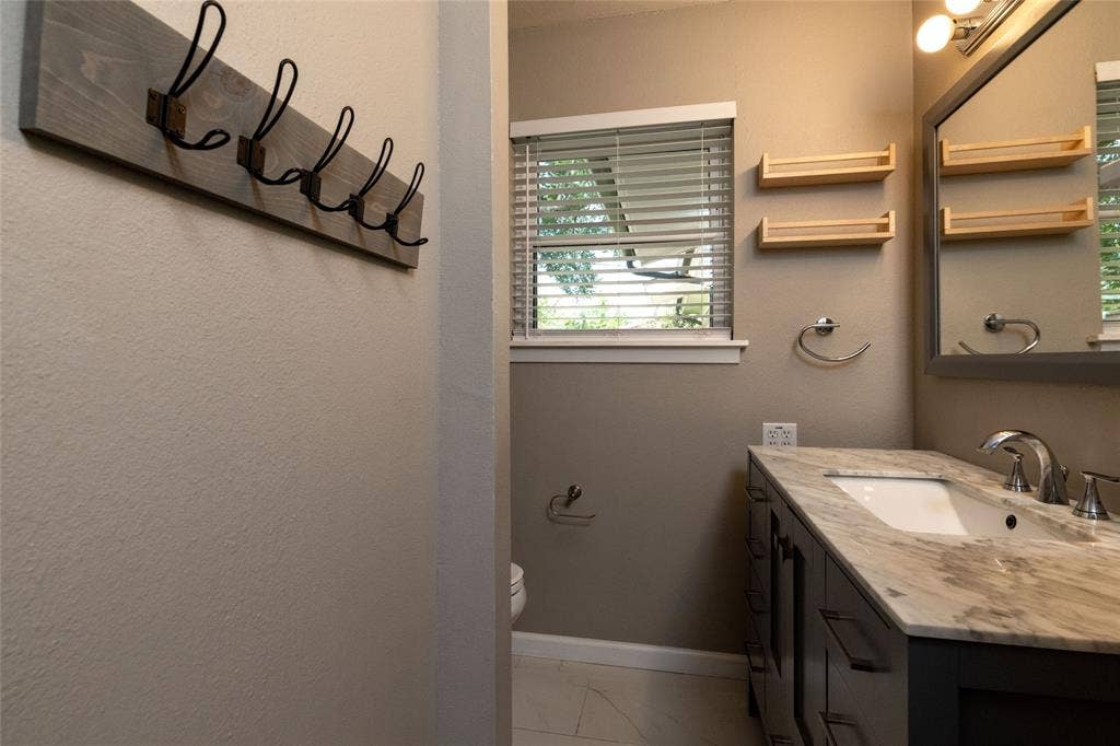 702 Commerce Street, Euless, TX 76040 702 Commerce Street, Euless, TX 76040