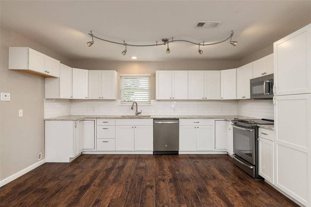 702 Commerce Street, Euless, TX 76040 702 Commerce Street, Euless, TX 76040
