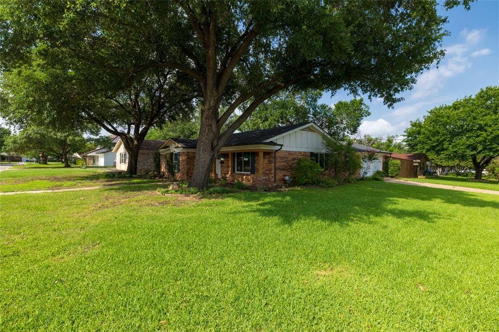 702 Commerce Street, Euless, TX 76040 702 Commerce Street, Euless, TX 76040