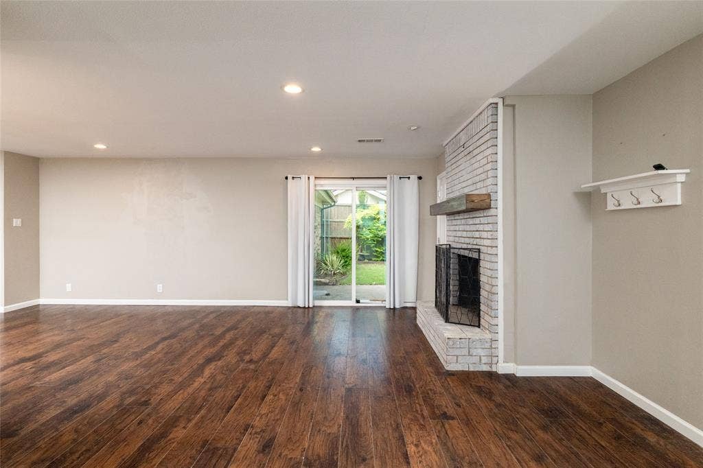 702 Commerce Street, Euless, TX 76040 702 Commerce Street, Euless, TX 76040