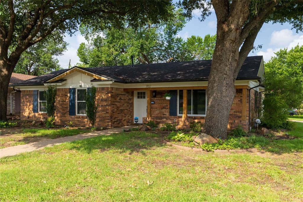 702 Commerce Street, Euless, TX 76040 Welcome Home!