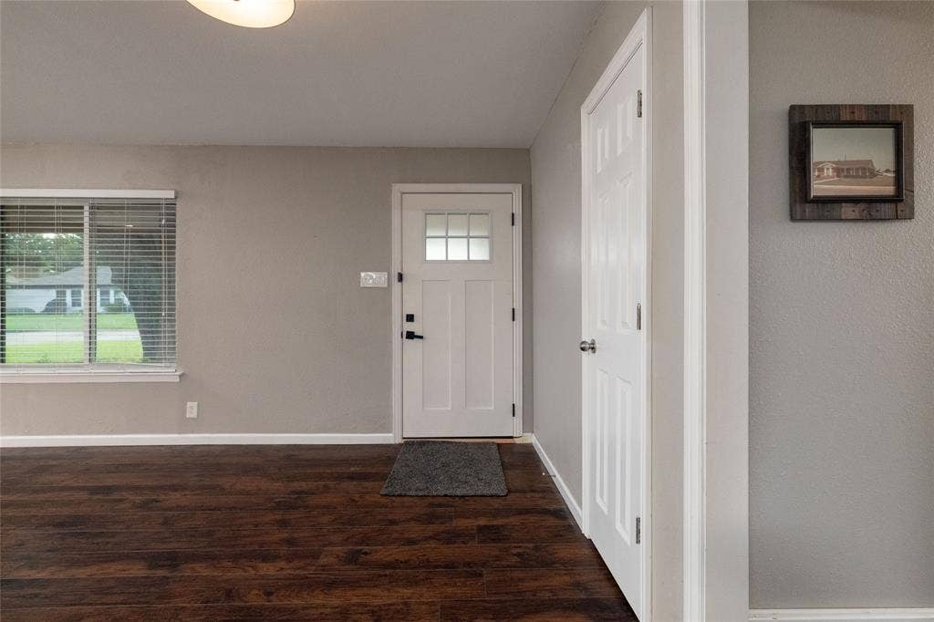 702 Commerce Street, Euless, TX 76040 702 Commerce Street, Euless, TX 76040