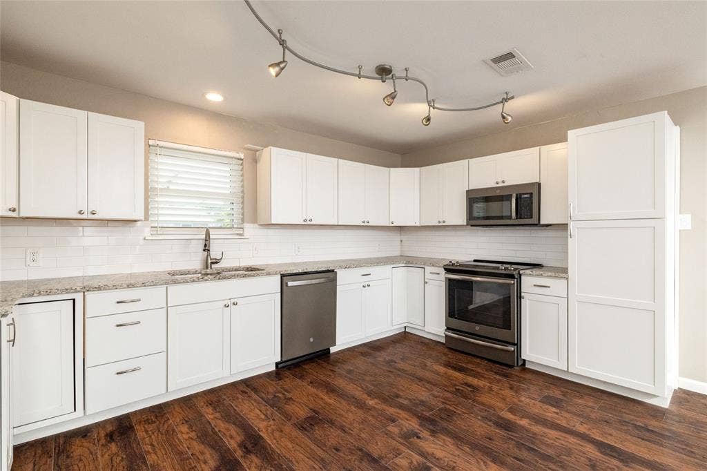 702 Commerce Street, Euless, TX 76040 702 Commerce Street, Euless, TX 76040