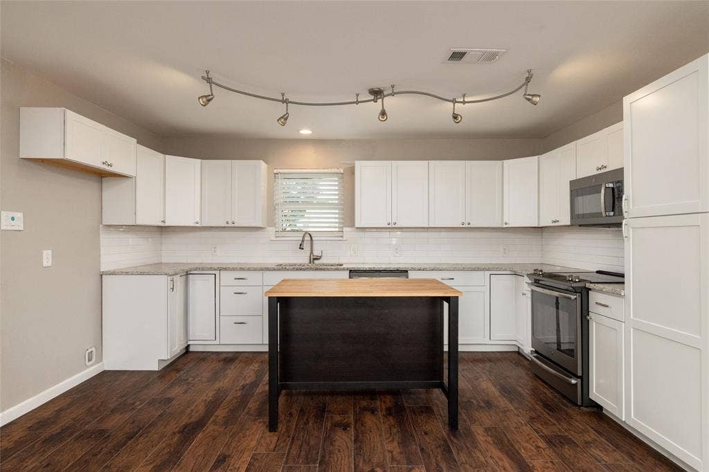 702 Commerce Street, Euless, TX 76040 702 Commerce Street, Euless, TX 76040