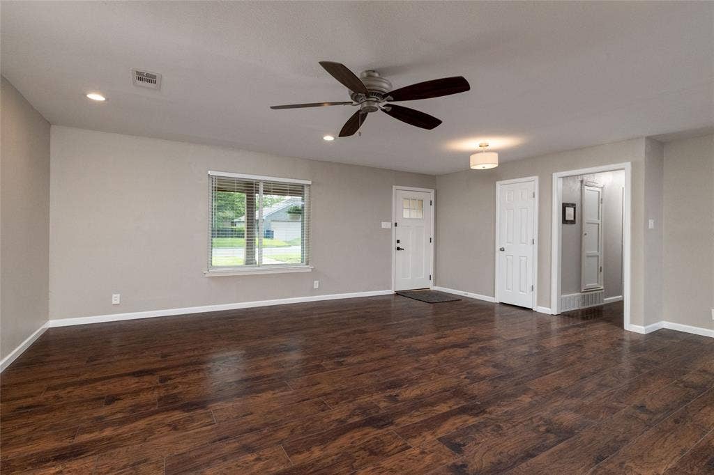 702 Commerce Street, Euless, TX 76040 702 Commerce Street, Euless, TX 76040