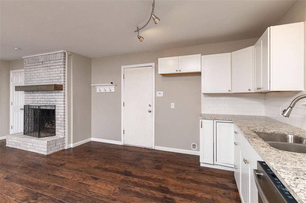 702 Commerce Street, Euless, TX 76040 702 Commerce Street, Euless, TX 76040