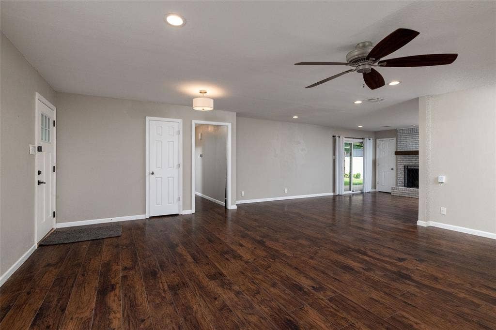 702 Commerce Street, Euless, TX 76040 702 Commerce Street, Euless, TX 76040