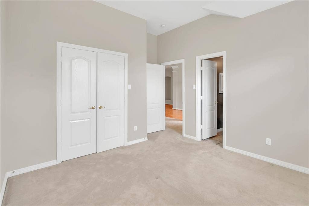2nd front bedroom with ensuite half bath