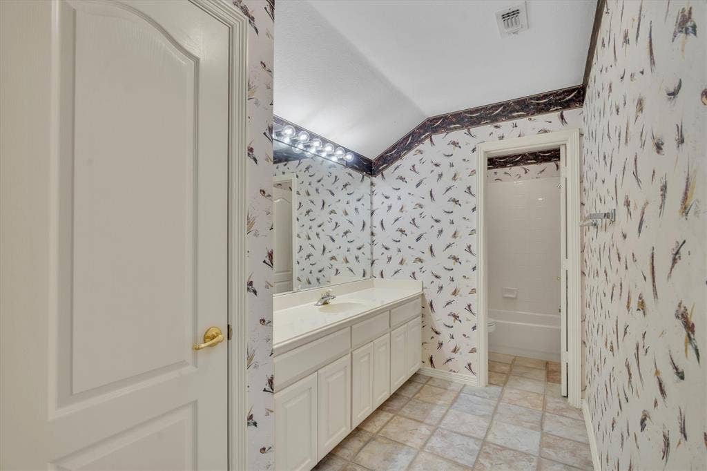 upstairs full bathroom attached to bonus room/bedroom