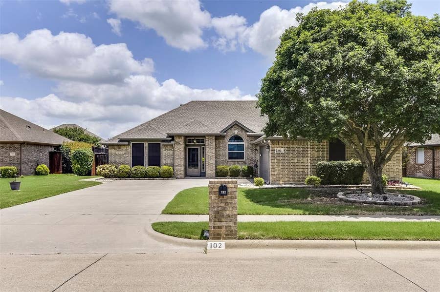 Property photo for 102 Monarch Court, Waxahachie, TX