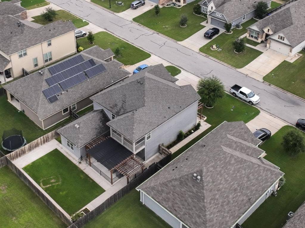 3221 Samson Drive, Waco, TX 76655 3221 Samson Drive, Waco, TX 76655