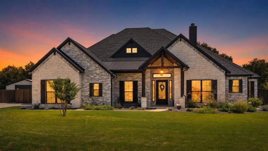 Property photo for 10 Ellis Oak Court, Waxahachie, TX
