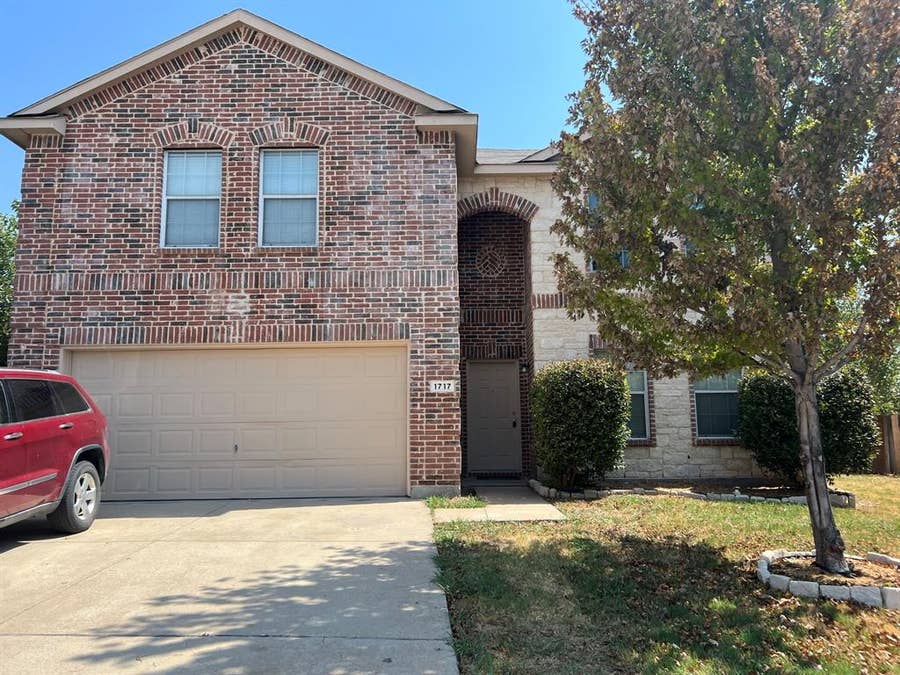 Property photo for 1717 Grassy View Drive, Fort Worth, TX