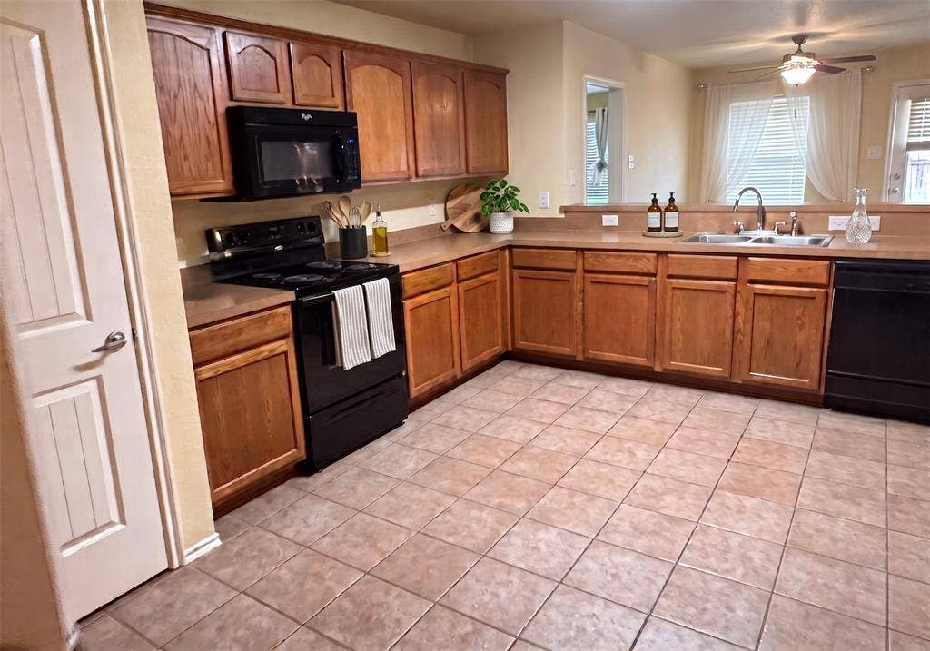 2006 Times Road, Heartland, TX 75126 Kitchen-all photos virtually staged