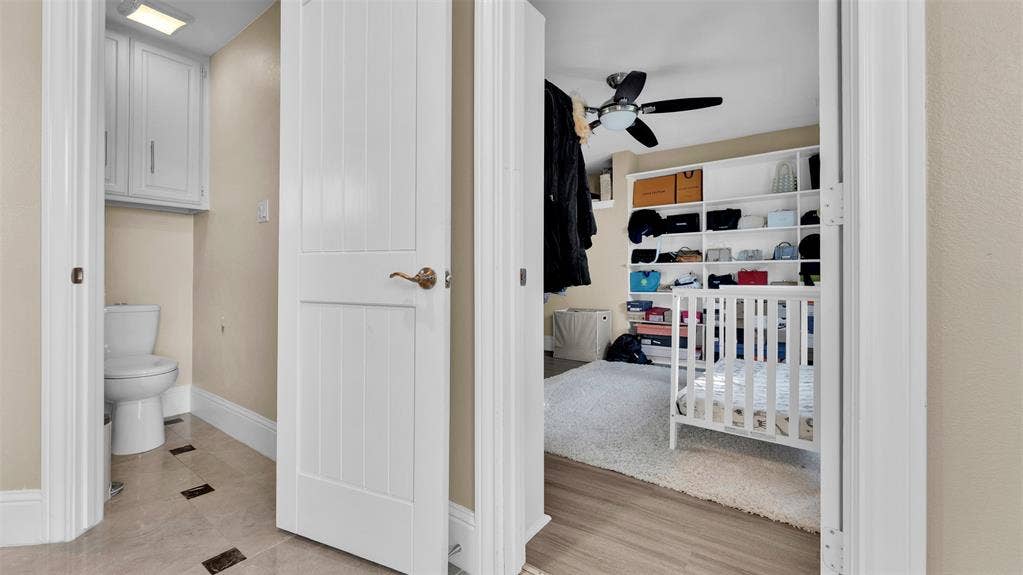 3904 Tally Ho Drive, Irving, TX 75062 Master Toilet