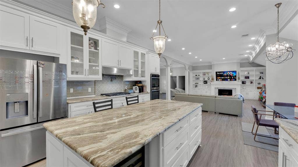 3904 Tally Ho Drive, Irving, TX 75062 Kitchen Island