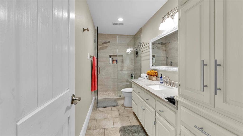 3904 Tally Ho Drive, Irving, TX 75062 Guest Bathroom