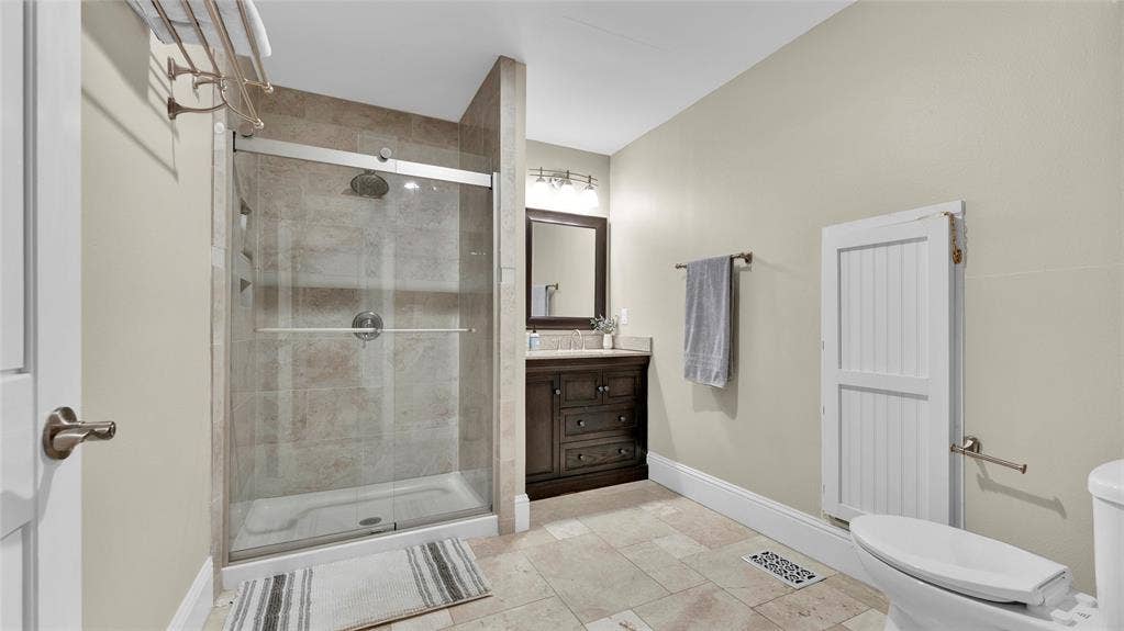 3904 Tally Ho Drive, Irving, TX 75062 Guest Bathroom
