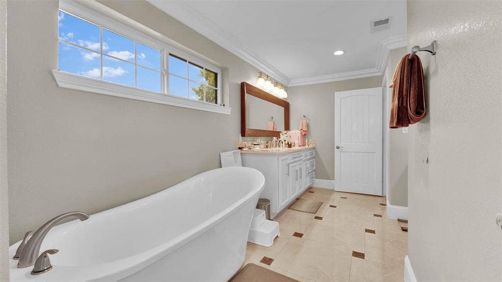 3904 Tally Ho Drive, Irving, TX 75062 Master bath
