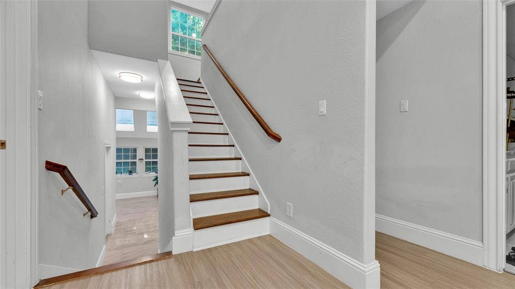 3904 Tally Ho Drive, Irving, TX 75062 Stairway