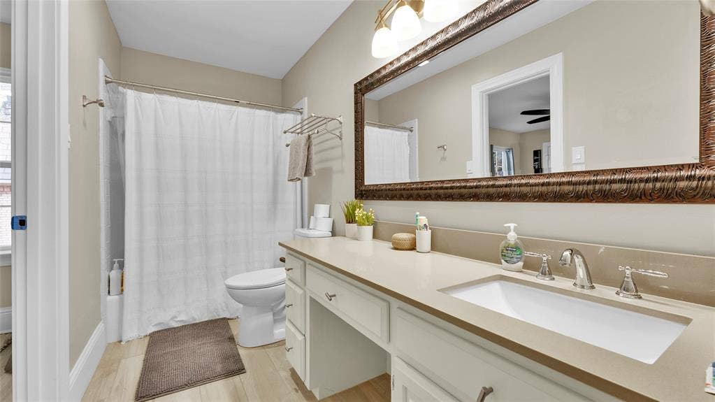 3904 Tally Ho Drive, Irving, TX 75062 Guest Bathroom