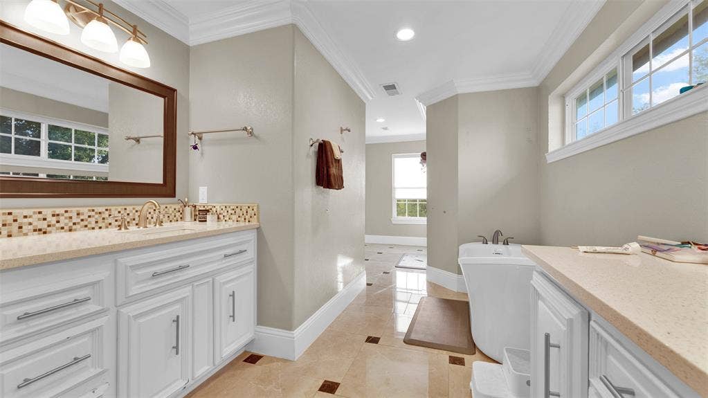 3904 Tally Ho Drive, Irving, TX 75062 Master Bath