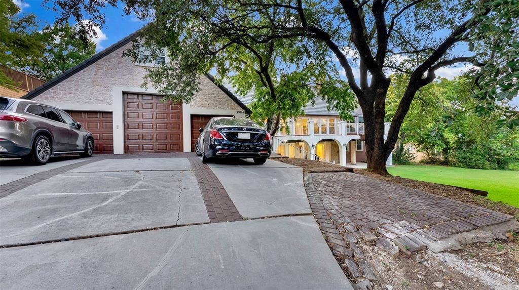 3904 Tally Ho Drive, Irving, TX 75062 Garage View
