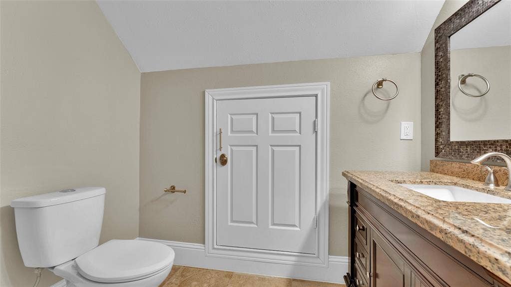 3904 Tally Ho Drive, Irving, TX 75062 Half Bathroom
