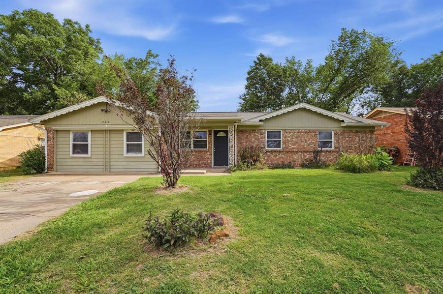 Property photo for 760 Oakwood Avenue, Hurst, TX