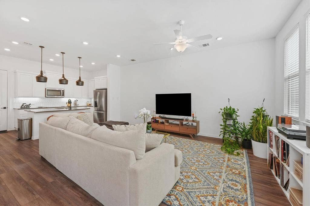 7562 Edgeware Road, Dallas, TX 75228 7562 Edgeware Road, Dallas, TX 75228