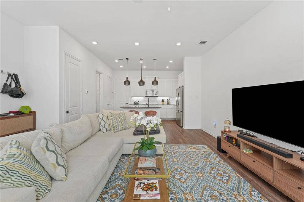 7562 Edgeware Road, Dallas, TX 75228 7562 Edgeware Road, Dallas, TX 75228