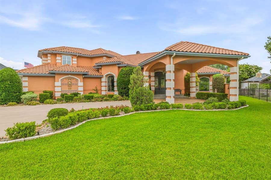 Property photo for 2002 W Emerald Bend Court, Granbury, TX