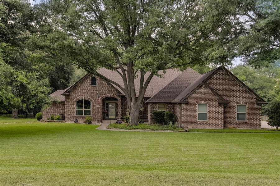 Property photo for 515 Seneca Drive, Waxahachie, TX