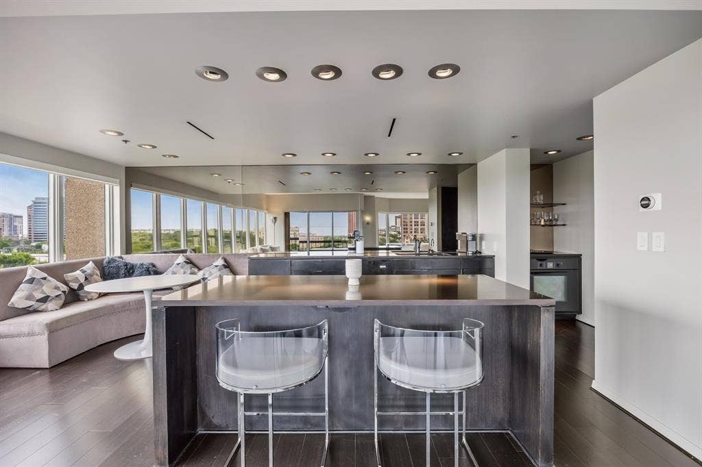 3030 Mckinney Avenue, #701, Dallas, TX 75204 A spacious kitchen with generous island seating opens to the home’s main gathering spaces.