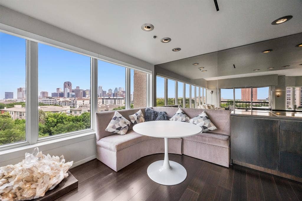 3030 Mckinney Avenue, #701, Dallas, TX 75204 Panoramic windows bring the skyline into the open-concept living and kitchen areas.