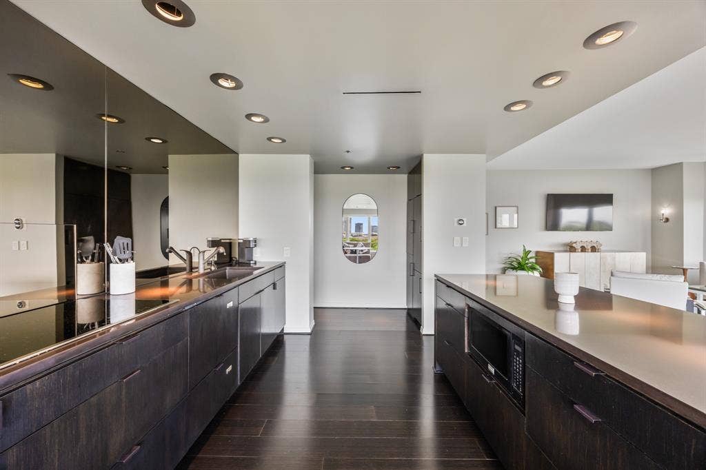 3030 Mckinney Avenue, #701, Dallas, TX 75204 Generous prep space and integrated appliances make entertaining easy.