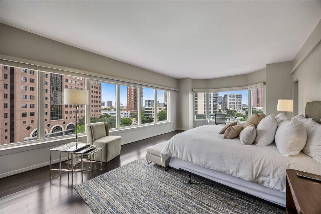 3030 Mckinney Avenue, #701, Dallas, TX 75204 Primary retreat with a sitting area, ensuite bath, walk-in closet, and direct access to the utility room.