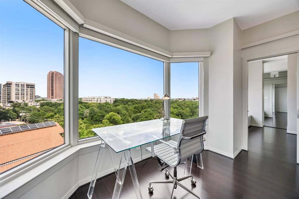 3030 Mckinney Avenue, #701, Dallas, TX 75204 A versatile flex area creates an inspiring work-from-home setting, one of several adaptable spaces throughout the residence.