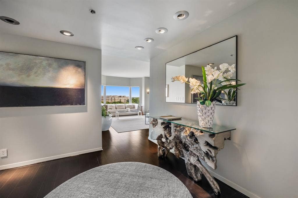 3030 Mckinney Avenue, #701, Dallas, TX 75204 The spacious foyer offers a graceful transition into the home’s light-filled living spaces.