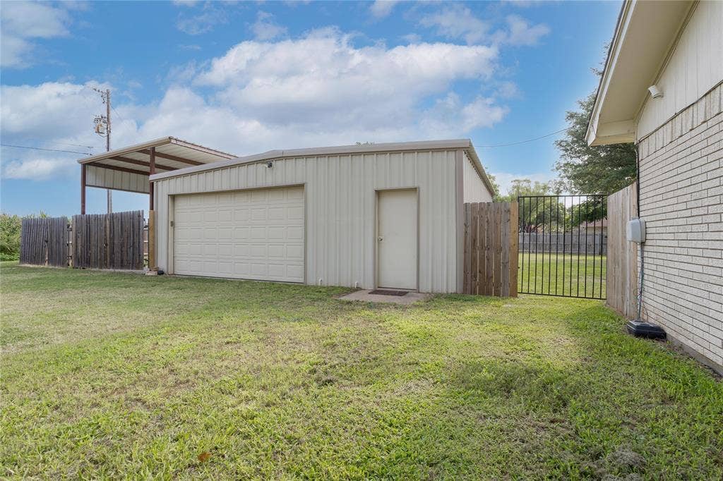 3999 Speegleville Road, Waco, TX 76712 30' X 30' metal building, with power. 20' X30' shop, with 10' X 30' temperature controlled storage.