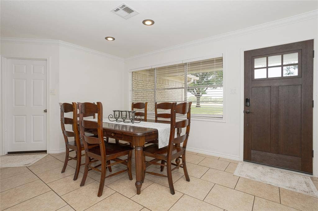 3999 Speegleville Road, Waco, TX 76712 Dining room and front entrance