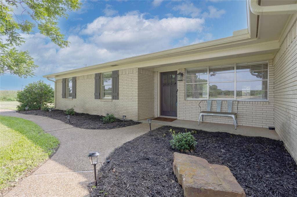 3999 Speegleville Road, Waco, TX 76712 Front sidewalk and entrance, not the nice landscaping.
