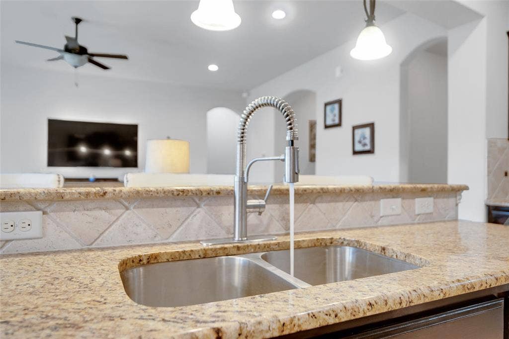 3226 Paisley Drive, Midlothian, TX 76065