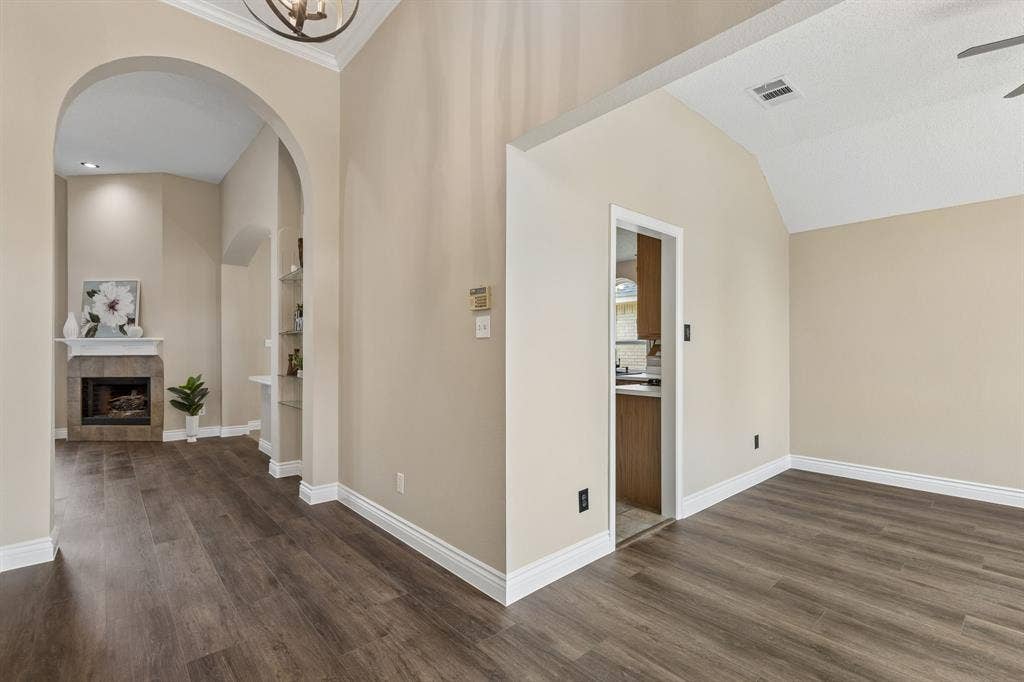 607 Grimsworth Court, Allen, TX 75002 The spacious entry is the perfect place to welcomefriends and family. The beautiful lvp flooring runs throughout most of the home.