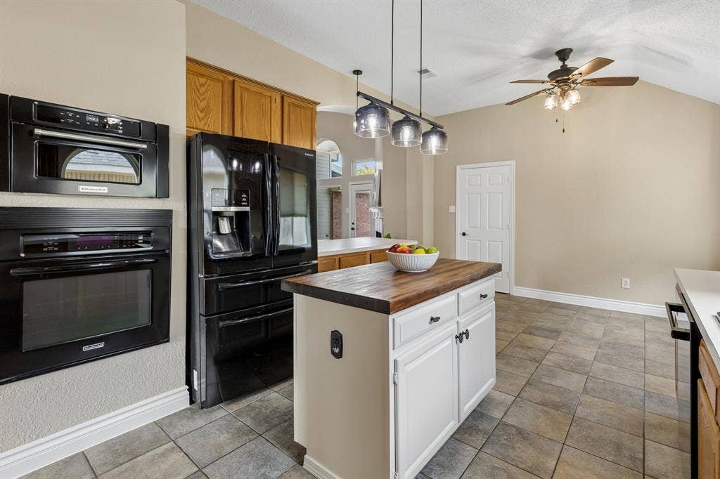 607 Grimsworth Court, Allen, TX 75002 The kitchen flows to the breakfast nook. Soconvenient for quiet meals at home.