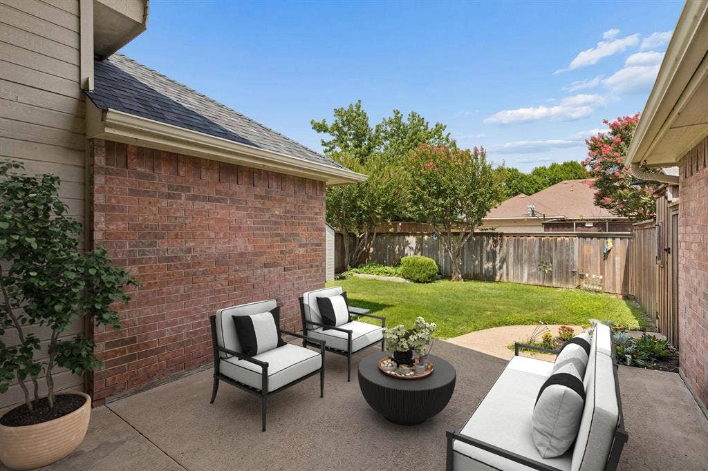 607 Grimsworth Court, Allen, TX 75002 The back patio is a good size and gives space foroutdoor living. The backyard has productivegardens with herbs, tomatoes, vegetables and flowers!