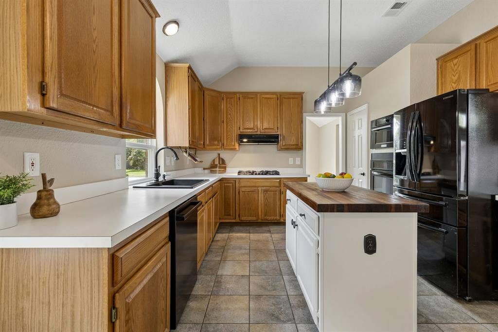 607 Grimsworth Court, Allen, TX 75002 Appliances in the kitchen include new gas cooktop,dishwasher and disposal, wall mounted oven andmicrowave.