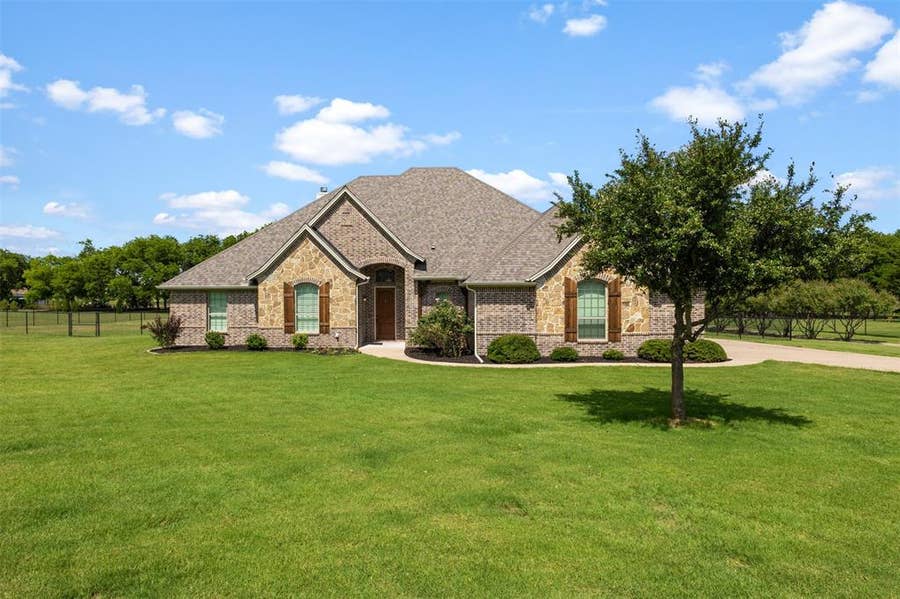 Property photo for 115 Taylor Ridge Drive, Waxahachie, TX