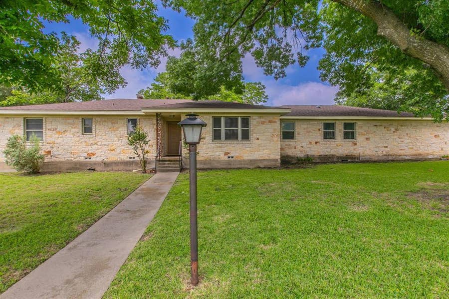 Property photo for 519 1st Street, Hewitt, TX