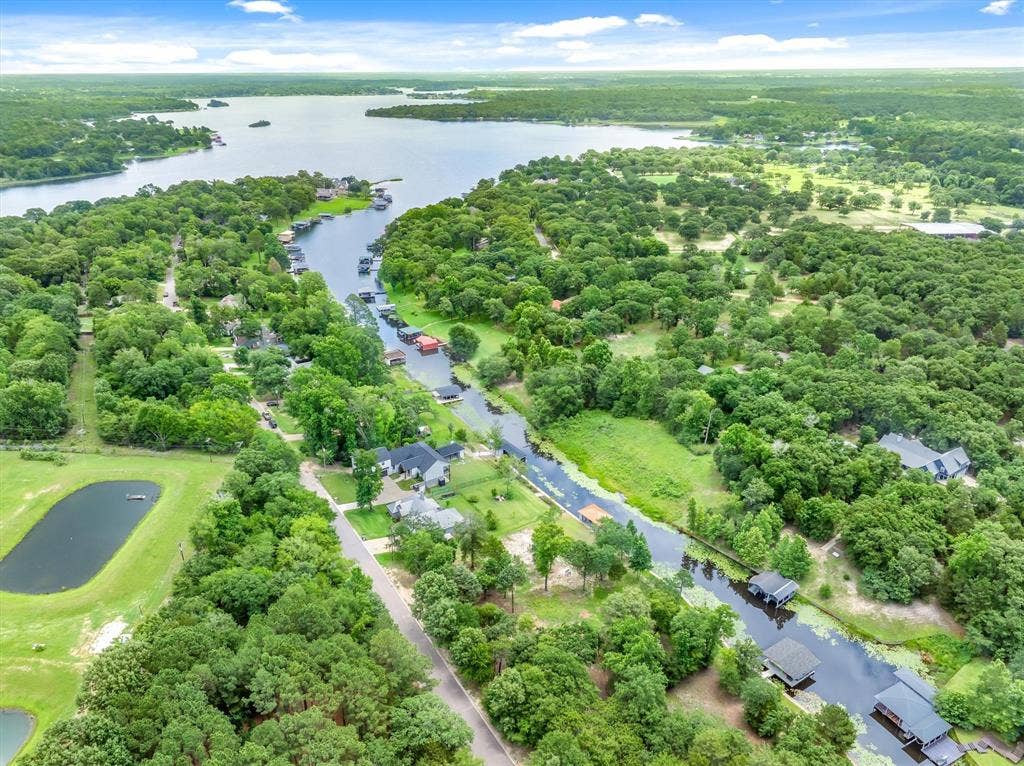 5271 Bayshore Drive, Athens, TX 75752 5271 Bayshore Drive, Athens, TX 75752
